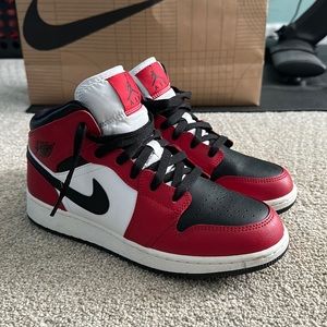 Jordan 1 Mid (chicago black toe)